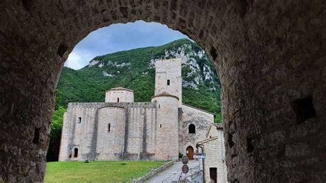 abbazia san vittore alle chiuse veduta esterna