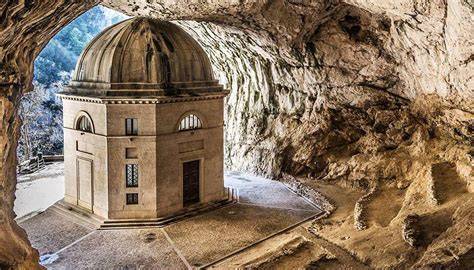 tempio del valadier frasassi vista roccia