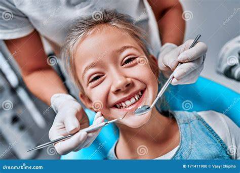 Immagine di un dentista pediatrico al lavoro