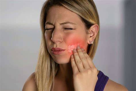 immagine dolore denti e orecchi